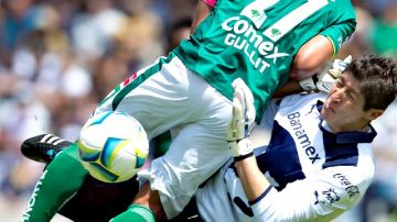 Carlos el 'Gullit' Peña (27) se estrella en la humanidad de Alejandro 'Pikolín' Palacios, de los Pumas, en acción del partido de ayer.
