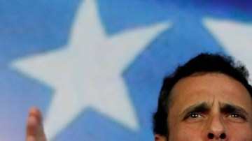 El candidato presidencial opositor Henrique Capriles gesticula en una conferencia de prensa, en Caracas, Venezuela.