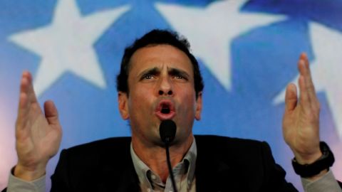 El candidato presidencial opositor Henrique Capriles gesticula en una conferencia de prensa, en Caracas, Venezuela.