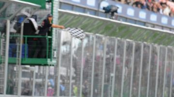 Kimi Raikkonen inicia el festejo al ver ondear la bandera  en el circuito  Albert Park, sede del inicio de la temporada de la Fórmula Uno.
