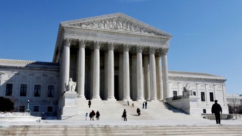 Imagen de  la Corte Suprema  de Estados Unidos en Washington, D. C.    La corte escuchará hoy  los argumentos sobre la legalidad de una ley aprobada por el electorado de Arizona relativa al proceso electoral.