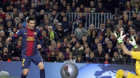 David Villa (izq.) anota el primer gol del triunfo 'azulgrana' por pizarra de 3-1 ante el Rayo Vallecano.