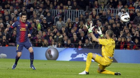 David Villa (izq.) anota el primer gol del triunfo 'azulgrana' por pizarra de 3-1 ante el Rayo Vallecano.