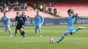El artillero  uruguayo Edinson Cavani convierte de pena máxima uno de sus dos goles en la victoria del Napoli 3-2  sobre el Atalanta por la liga italiana.