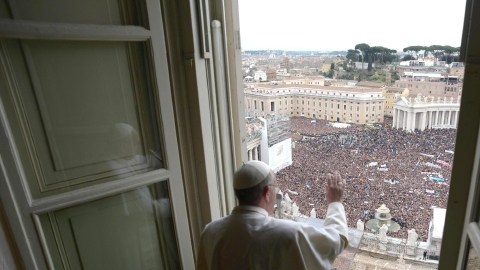 El papa Francisco saluda a las miles de personas que se dieron cita ayer en   la plaza de San Pedro para el rezo del Angelus, el primero de su pontificado.