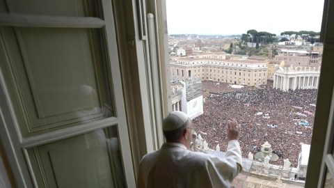 El papa Francisco saluda a las miles de personas que se dieron cita ayer en   la plaza de San Pedro para el rezo del Angelus, el primero de su pontificado.
