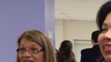 Fabiola Álvarez (der.) y una voluntaria en Mujeres Latinas en Acción.