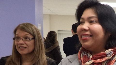 Fabiola Álvarez (der.) y una voluntaria en Mujeres Latinas en Acción.