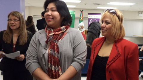 Fabiola Álvarez (der.) y una voluntaria en Mujeres Latinas en Acción.