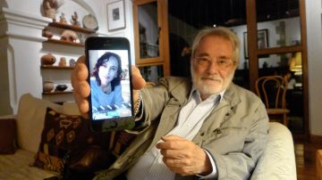 Pedro Meyer muestra la imagen que tomó a nuestra colaboradora Katia Fuentes con una aplicación del iPhone.