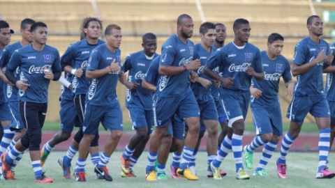 Jugadores catrachos entrenan juntos en la concentración de ayer.