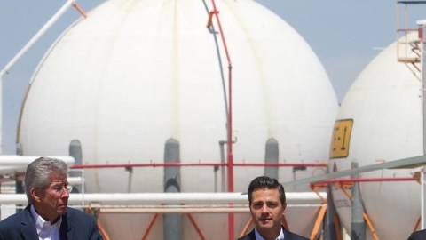 Enrique Peña Nieto (c) durante un acto   acto conmemorativo del 75 aniversario de la expropiación del petróleo en  Guanajuato.