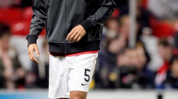 Rio Ferdinand  no podrá regresar a la selección de Inglaterra como lo esperaba, ya que una dolencia en la espalda lo deja fuera.