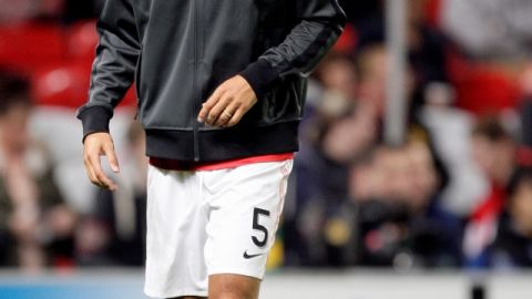 Rio Ferdinand no podrá regresar a la selección de Inglaterra como lo esperaba, ya que una dolencia en la espalda lo deja fuera.