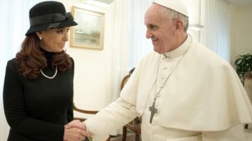 El papa Francisco saluda afectuosamente  a la presidenta argentina, Cristina Fernández de Kirchner,  en la residencia Santa Marta, en el Vaticano, ayer.