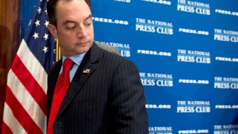 El presidente del Comité Nacional Republicano, Reince Priebus, se retira tras presentar  el Proyecto de Crecimiento y Oportunidad en  el Club de Prensa de  Washington, D. C.