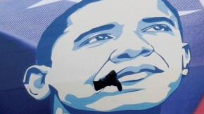 Activistas palestinos tiran zapatos a un poster del presidente Barack Obama en Belén, Jerusalén; su visita es del 20 al 22 de marzo.