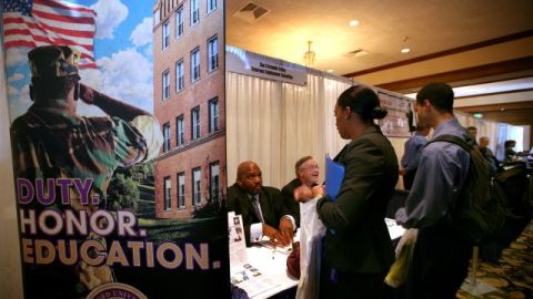 Veteranos asisten a una feria de trabajo en California.