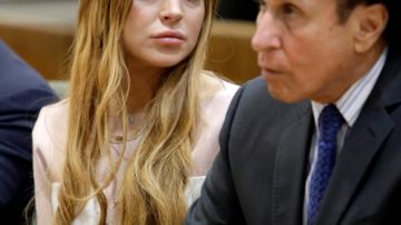 Lindsay Lohan, ayer, con su abogado en la Corte Superior de Los Ángeles.