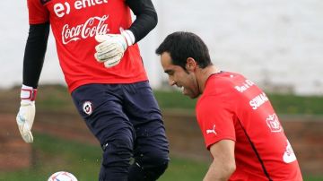 Los porteros de la selección chilena, Miguel Pinto (izq.) y Claudio Bravo practican para los próximo juegos ante Perú y Uruguay.