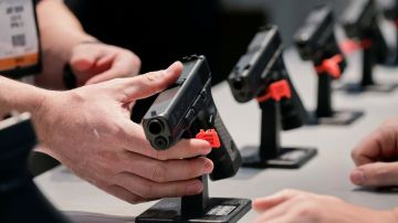 La Legislatura de Texas estudia la posibilidad de financiar entrenamiento en armas a empleados de escuelas.