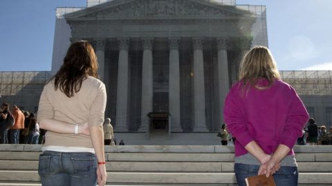 Los derechos de los matrimonios gay e indocumentados también deben ser incluidos en la reforma migratoria.