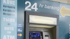 Un hombre retira dinero del cajero de la sucursal de un banco en Nicosia (Chipre).