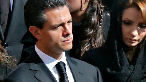El presidente de México, Enrique Peña Nieto, y su esposa Angélica Rivera, parecían estar en un funeral.