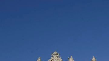 Visitantes del Vaticano muestran su orgullo con banderas en la inauguración del Papa Francisco.