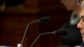 Michael Young (i) Director de Presupuesto del Dpto. de Agricultura testifica en el Capitolio en Washington, el 19 de marzo de 2013, antes de una audiencia conjunta sobre recortes del presupuesto.