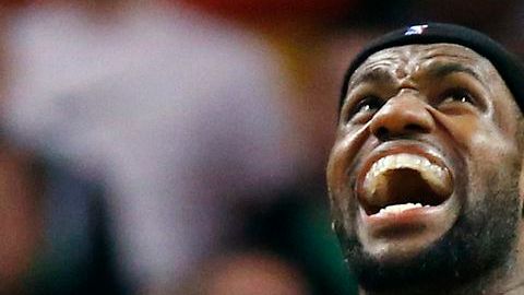Una impresionante clavada le propinó LeBron James a Jason Terry.