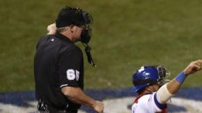 El jugador puertorriqueño Carlos Rivera (derecha) reacciona al segundo "strike" durante la final del Clásico Mundial de Béisbol contra República Dominicana.