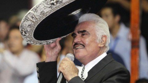 Vicente Fernández tuvo que interrumpir su gira del adiós tras ser operado de emergencia.
