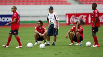 Jorge Luis Pinto supervisa la práctica de Costa Rica, que  este viernes enfrentará a  Estados Unidos.