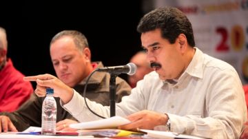 El presidente encargado de Venezuela  Nicolás Maduro, dice que el candidato opositor  ha estado 'conspirando' con golpistas.