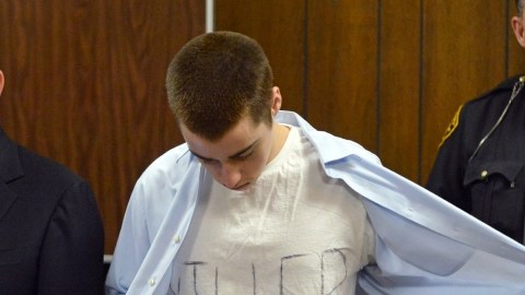T.J. Lane abrió fuego el año pasado en la cafetería de una escuela preparatoria de Ohio dejando tres alumnos muertos y tres heridos; en su camiseta decía 'asesino'.