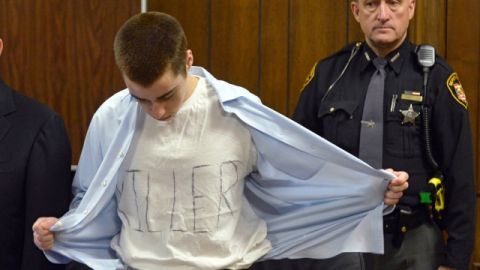 T.J. Lane abrió fuego el año pasado en la cafetería de una escuela preparatoria de Ohio dejando tres alumnos muertos y tres heridos; en su camiseta decía 'asesino'.