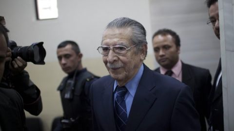 El ex general golpista  Efraín Ríos Montt (c) es juzgado por  genocidio  por la muerte de más de 1,771 indígenas de la etnia ixil.