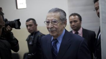 El ex general golpista  Efraín Ríos Montt (c) es juzgado por  genocidio  por la muerte de más de 1,771 indígenas de la etnia ixil.