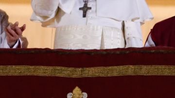 'El jesuita. Conversaciones con el cardenal Jorge Bergoglio', sobre el nuevo papa (izq.), ha sido reeditado.