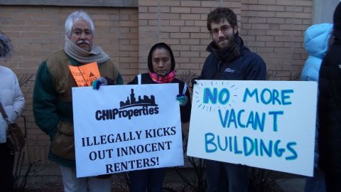 Algunos miembros de la coalición que fue a protestar frente CHIProperties el 20 de marzo.