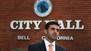 Ali Saleh, alcalde de Bell, ofrece una conferencia de prensa frente al ayuntamiento,sobre el fallo contra cinco de los "Bell Six".