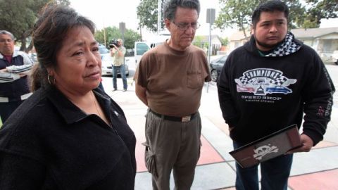Juliana Sánchez (i), José Moreno y Jorge Sánchez comentan el fallo contra cinco de los "Bell Six". Cinco ex funcionarios de la ciudad de Bell fueron condenados hoy de apropiación indebida de fondos públicos al aceptar salarios exorbitantes, mientras formaban parte del gobierno de la pequeña ciudad del sur de California.
