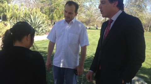 María, madre de la supuesta victima, el abogado Brian Claypool (d) y Germán Barreto, líder comunitario escolar.