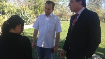 María, madre de la supuesta victima, el abogado Brian Claypool (d) y Germán Barreto, líder comunitario escolar.