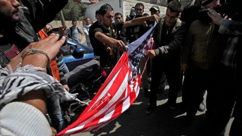 Los manifestantes quemaron banderas estadounidenses.