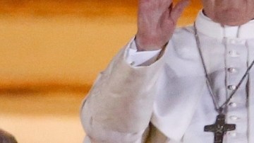 El papa argentino Francisco saluda a miles en la Plaza San Pedro.