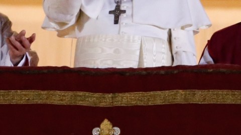 El papa argentino Francisco saluda a miles en la Plaza San Pedro.