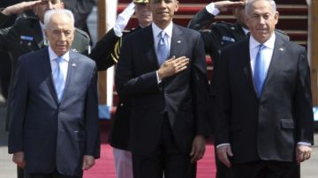 El presidente de EEUU, Barack Obama (cen.); el primer ministro israelí, Benjamin Netanyahu (2-der.), y el presidente israelí, Simon Peres (izq.), en ceremonia de bienvenida, en Tel Aviv, Israel, ayer.