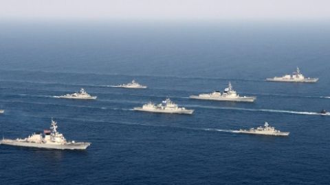 Barcos de las EEUU y Corea del Sur participan en un simulacro para repeler las provocaciones de Corea del Norte.